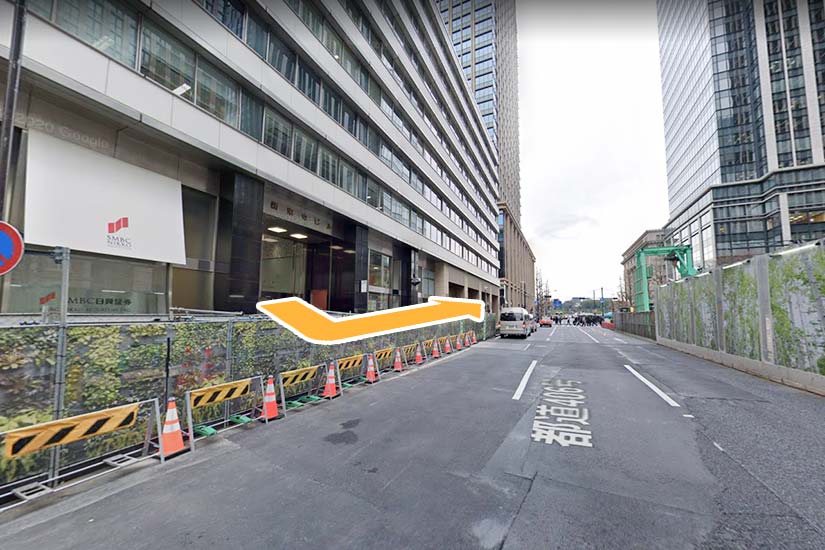 6番出口「新東京ビル」を出て、正面の大通り（馬場先通り）を左に進みます